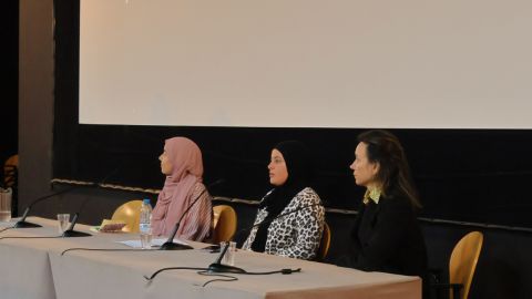 Tres ponents noies a una taula parlant del documental 